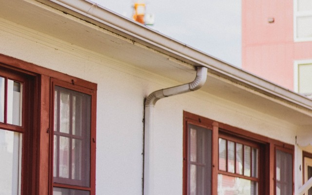 Traditional Gutters vs Seamless Gutters